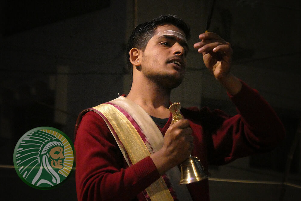 Brahman viert de vuurceremonie in Benares - Varanasi in India